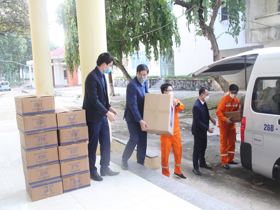 Tặng quà cho bệnh nhân đang điều trị Covid-19